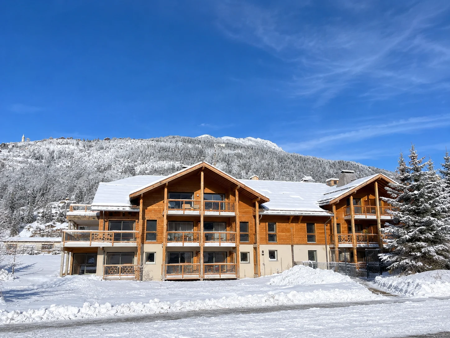 Ski Apartment Lenčy residence in snowy Briançon